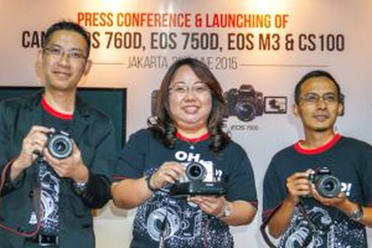 Canon Division Manager PT Datascrip Sintra Wong (kiri), Marketing Manager Canon Division PT Datascrip Angelie Ivone (tengah) dan Marketing Managr Canon Division PT Datascrip Yase Defirsa berpose bersama dalam acara peluncuran tiga kamera baru Canon di Jakarta, Selasa (30/6/2015)