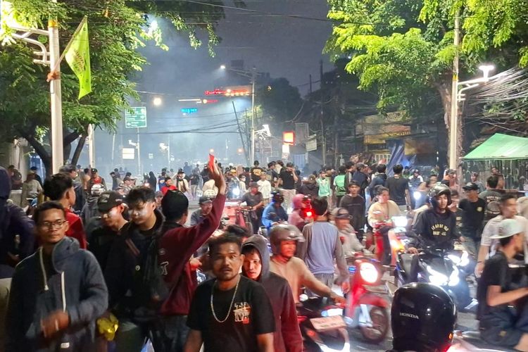 Massa Masih Bertahan di Palmerah Utara Jakbar hingga Pukul 23.00 WIB