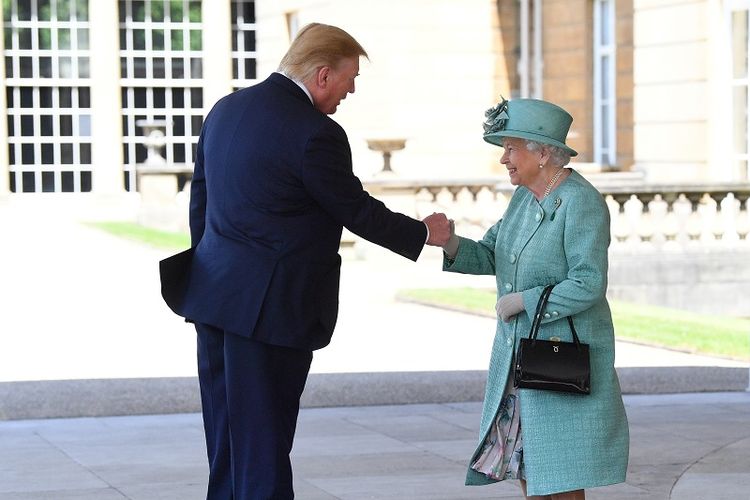 Ratu Inggris Elizabeth II menyambut Presiden AS Donald Trump ketika dia tiba untuk Upacara Penyambutan di Istana Buckingham, London, Inggris, Senin (3/6/2019). (Pool via Reuters/Victoria Jones)