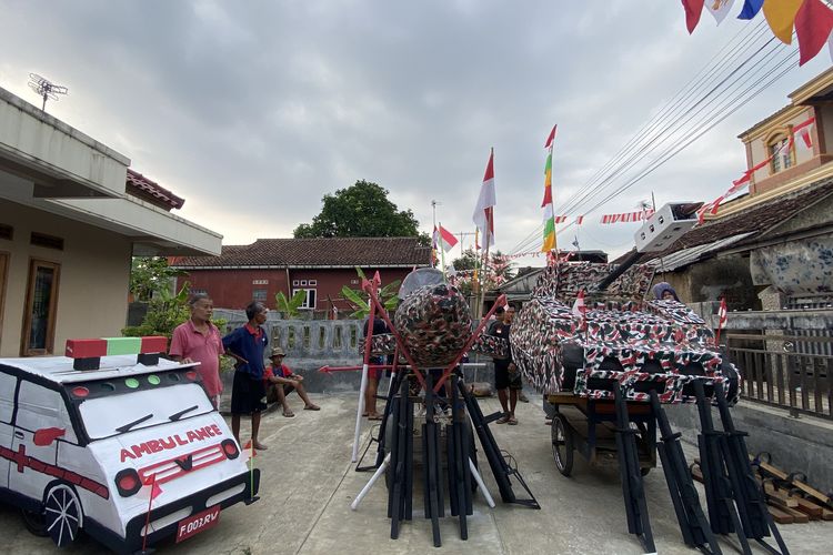 Replika mobil ambulans, hingga pesawat tempur yang dibuat oleh warga kampung Bojongkoneng Rw 03, Kelurahan Cibadak, Kecamatan Cibadak, Kabupaten Sukabumi dari limbah. Senin (12/8/2024)