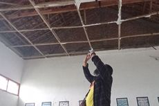 Miris, Siswa SD di Ngawi Terpaksa Belajar di Kelas yang Atapnya Nyaris Roboh