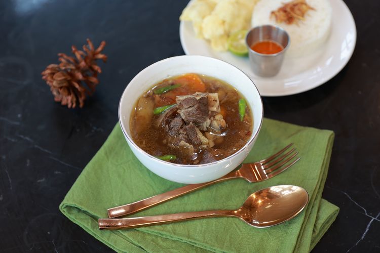 Sop Iga, salah satu menu makanan berat di Kalingga Coffee, Bekasi.