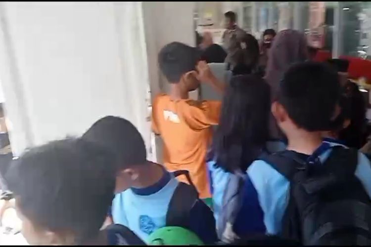 Potongan video sejumlah siswa yang terpaksa berkumpul di depan mini market depan SD Inpres Pajjaiang, Kecamatan Biringkanaya, Kota Makassar, Sulsel, akibat sekolah mereka disegel oleh ahli waris, Rabu (20/12/2023).