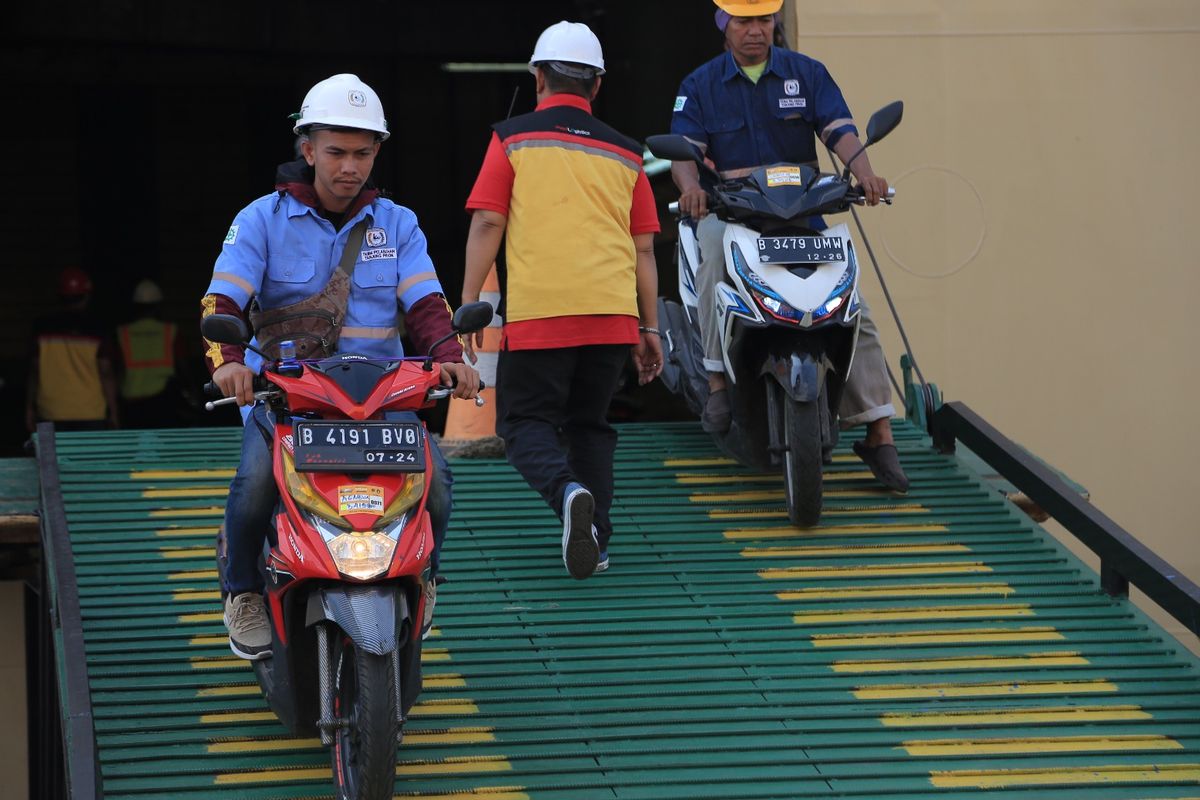 Mudik gratis sepeda motor via kapal laut 