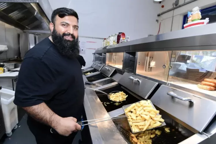 Mubinul Hoque, pemilik Portland?s Fish and Chips di Liverpool, Inggris, memberikan makanan gratis saat Natal bagi mereka yang membutuhkan. Meski tak merayakan Natal, Mubinul mengatakan, apa yang ia lakukan berakar dari ajaran Islam soal berbagi.