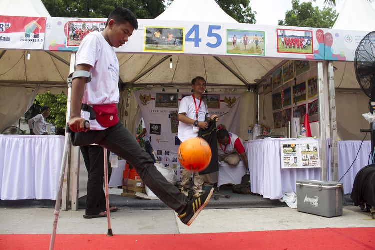 Penyandang disabilitas beratraksi pada peringatan Hari Disabilitas Internasional di Plaza Barat Gelora Bung Karno (GBK), Jakarta Pusat, Selasa, (3/12/2019). Puluhan stan memamerkan berbagai macam hasil karya penyandang disabilitas, hingga layanan kesehatan gratis khusus.