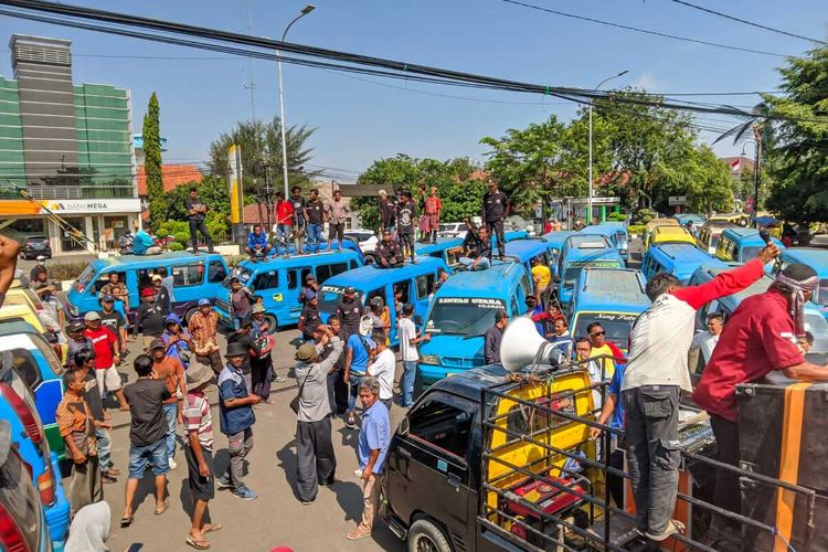 Sekitar 50 sopir angkot berunjuk rasa menuntut pemerintah Karawang menertibkan mobil modifikasi, di depan kompleks Pemda Karawang, Kamis (28/7).