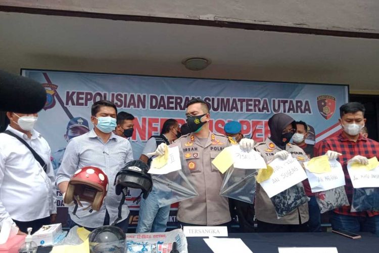 Wakapolrestabes Medan, AKBP Irsan Sinuhaji dan jajarannya menunjukkan barang bukti kasus pembunuhan ayah dan abang kandung di sebuah rumah di Jalan T. Amir Hamzah, Kelurahan Sei Agul, Kecamatan Medan Barat pada Sabtu (28/8/2021). Pelaku merasa dianaktirikan dan telah merencanakan pembunuhan itu dengan membeli racun serta pisau pada pagi harinya.