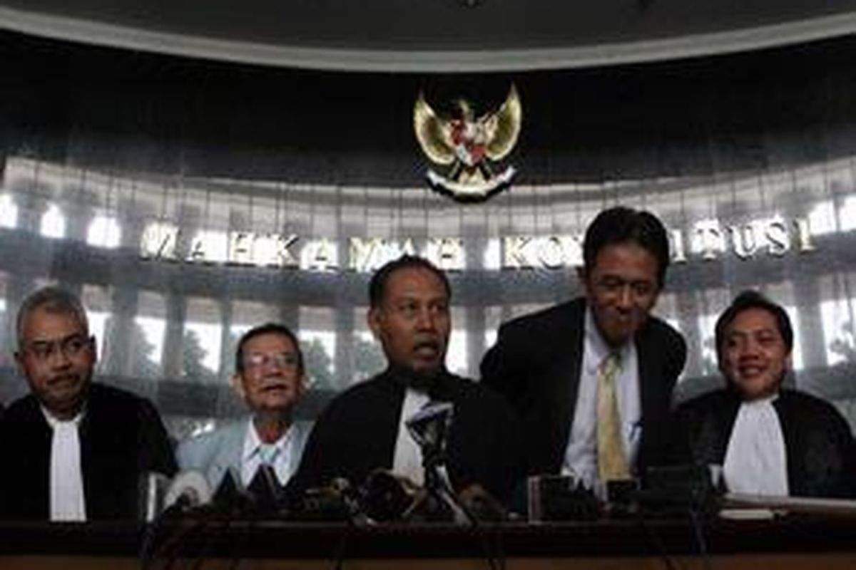 Pimpinan KPK non-aktif Chandra Hamzah (kedua dari kanan) dan Bibit Samad Rianto (kedua dari kiri) didampingi kuasa hukumnya memberi keterangan kepada wartawan usai sidang uji materi UU No. 30 Tahun 2002 tentang KPK di gedung Mahkamah Konstitusi, Jakarta, Kamis (29/10). Pemohon mengapresiasai MK yang memerintahkan penundaan penerapan pasal 32 ayat (1) huruf (c) UU KPK mengenai pemberhentian tetap pimpinan KPK. 