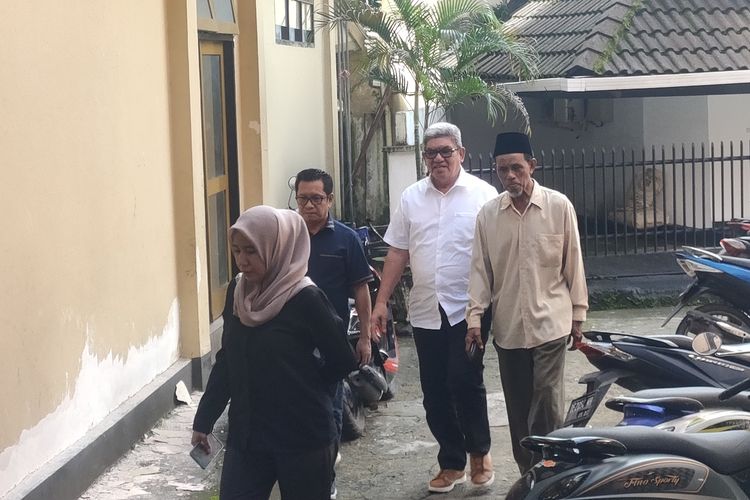 Mantan Bupati Maluku Tenggara M Thaher Hanubun didampingi kuasa hukumnya sedang berjalan menuju ruang pemeriksaan di kantor Ditreskrimsusu Polda Maluku, Kamis (20/6/2024)
