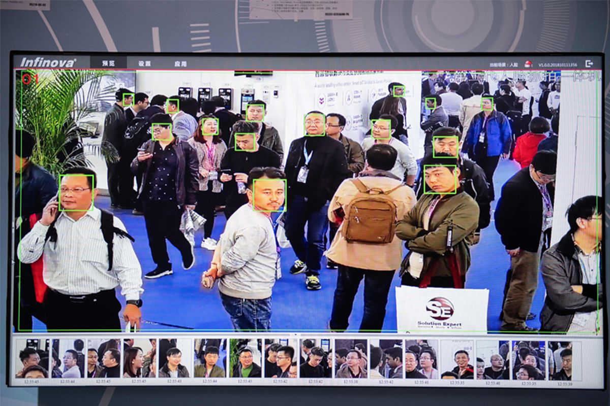 AI semakin umum digunakan di China. Dalam foto ini, AI merekam dan mengenali wajah para pengunjung 14th China International Exhibition on Public Safety and Security.