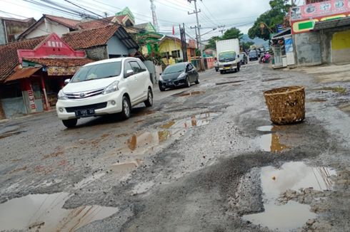 Jalan Provinsi di Garut Rusak, Warga Somasi Ridwan Kamil