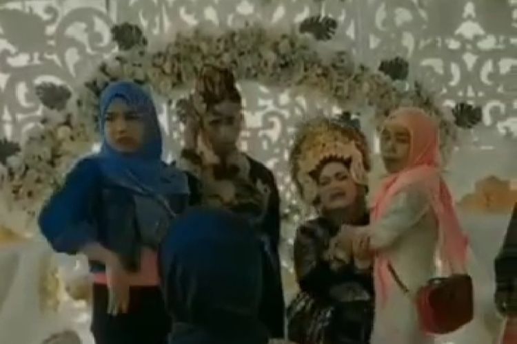 tangkapan layar Viral Pengantin Perempuan Menangis Histeris Saat Sang Mantan Datang ke Acara Resepsi.