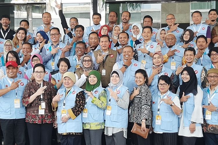 Wakil Ketua KPK Saut Situmorang berfoto bersama para penyuluh antikorupsi di Gedung ACLC KPK, Rabu (11/12/2019).