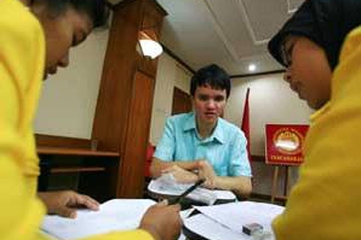 Felix Azis (tengah), penyandang tuna netra, mengikuti Ujian Masuk Bersama (UMB) dengan bantuan pengawas khusus yang bertugas membacakan soal dan mengisikan jawaban di lembar jawaban, Ruang Ujian UMB untuk peserta tunanetra, di Salemba, Jakarta, Sabtu (7/6/2008). 