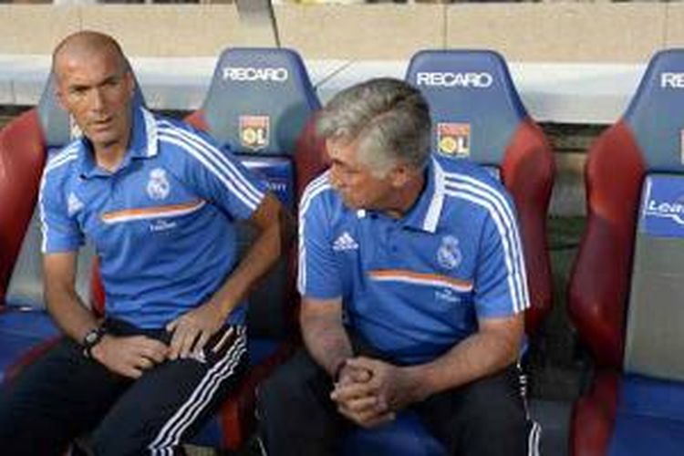 Pelatih Real Madrid, Carlo Ancelotti (kanan), dan asistennya, Zinedine Zidane, ketika mendampingi tim dalam laga uji coba melawan Lyon, Rabu (24/7/2013). Laga ini berakhir imbang 2-2.