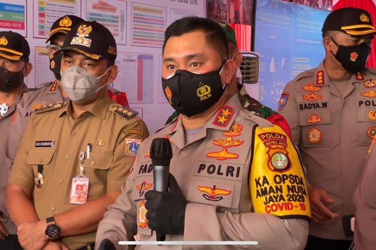 Kapolda Metro Jaya Irjen Pol Fadil Imran (memegan mikrofon) dalam kegiatan peluncuran Kampung Tangguh Jaya di Kelurahan Kapuk, Cengkareng, Jakarta Barat, pada Selasa (7/12/2020).