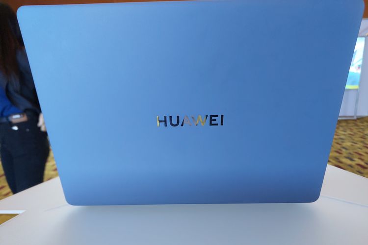 Bagian atas laptop terlihat sederhana karena hanya dihias dengan tulisan Huawei berwarna abu-abu gelap.