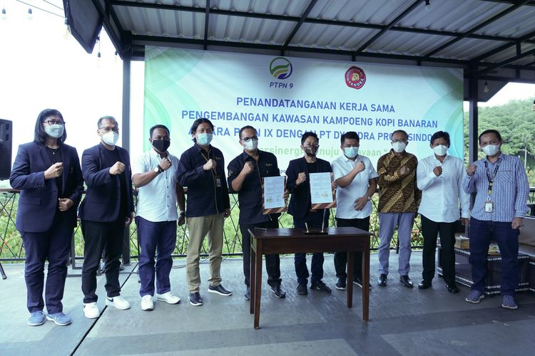 Proses penandatanganan kerjasama antara PTPN IX dan PT Dyandra Promosindo terkait pengelolaan agrowisata Kampoeng Kopi Banaran, Senin (15/2/2021)