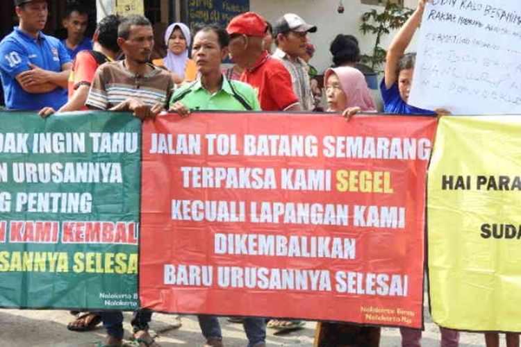 Warga Nolokerto, Kendal, Jawa Tengah, saat melakukan aksi demo. 