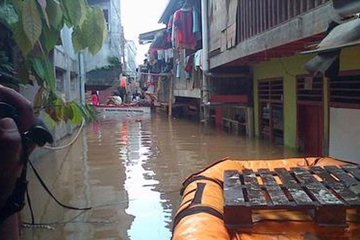 Hingga Rabu (13/2/2013) siang, banjir setinggi 2,5 meter masih merendam RT 003 dan RT 004 RW 03 Kampung Pulo, Kelurahan Kampung Melayu, Jatinegara, Jakarta Timur.