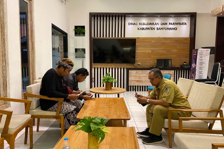 Dua kelompok kesenian jaranan saat menandatangani kesepakatan bersama sebagai pedoman pelaksanaan seni pertunjukan, Senin (19/5/2025) 