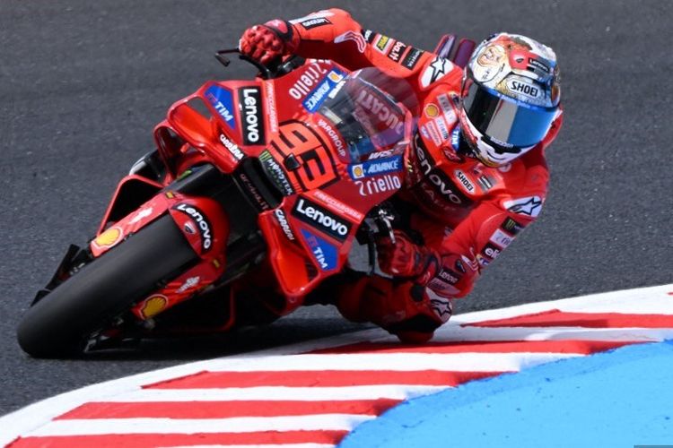 Pebalap Ducati Lenovo Team, Marc Marquez, mengendarai motornya dalam sesi FP1 MotoGP Jepang 2025 di Mobility Resort Motegi di Motegi, prefektur Tochigi pada 26 September 2025. (Foto oleh Toshifumi KITAMURA / AFP)