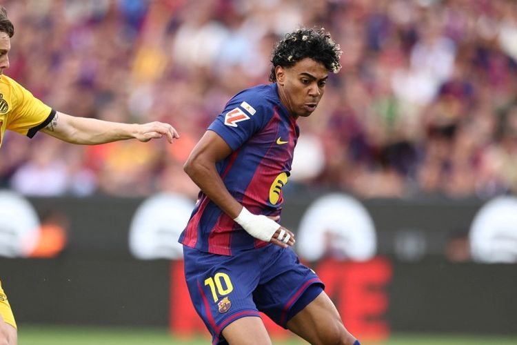 Lamine Yamal (kanan) dibayangi Pol Lozano dalam pertandingan sepak bola Liga Spanyol antara FC Barcelona vs Espanyol di Stadion Camp Nou di Barcelona pada 11 April 2026. (Foto oleh Josep LAGO / AFP)
