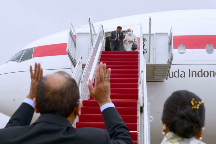 Presiden Joko Widodo dan Ibu Iriana saat akan lepas landas menuju ke Indonesia dari Pangkalan Militer Andrews, Washington DC pada Sabtu (14/5/2022).