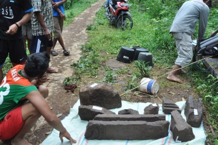 Sejumlah artefak, antara lain berupa Jaladwara (saluran air purbakala) ditemukan dilokasi Ekskavasi candi Ngreco, Desa Kesongo, Kecamatan Tuntang, Kabupaten Semarang, Jawa Tengah. Ekskavasi ditutup pada Senin (7/4/2014). Sebagian temuan dibawa tim peneliti untuk dikaji lebih lanjut.