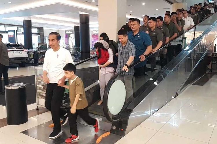 Pulang ke Kota Solo, Jawa Tengah (Jateng), Presiden Joko Widodo (Jokowi) mengajak Jan Ethes dan La Lembah ke Solo Paragon Mall, pada Sabtu (15/7/2024).