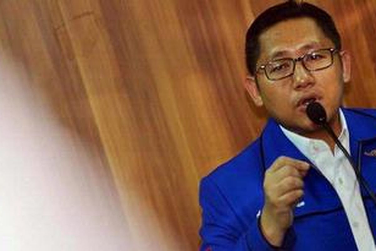 Ketua Umum DPP Partai Demokrat, Anas Urbaningrum memberikan keterangan pers di Kantor DPP Partai Demokrat di Jakarta, Sabtu ( 23/2/2013). Dalam jumpa pers tersebut, Anas menyatakan mundur sebagai Ketua Umum setelah ditetapkan tersangka dalam kasus dugaan korupsi proyek Hambalang oleh Komisi Pemberantasan Korupsi.  