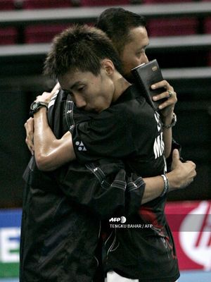 Pebulu tangkis asal Malaysia, Lee Chong Wei, memeluk sang pelatih Misbun Sidek pada ajang Malaysia Open 2008 di Kuala Lumpur, Malaysia.