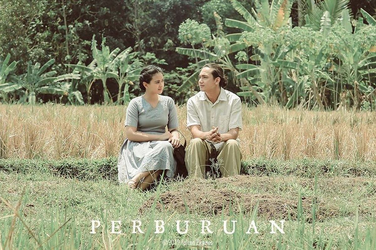 Salah satu adegan dalam film Perburuan yang dibintangi Adipati Dolken dan Ayushita.