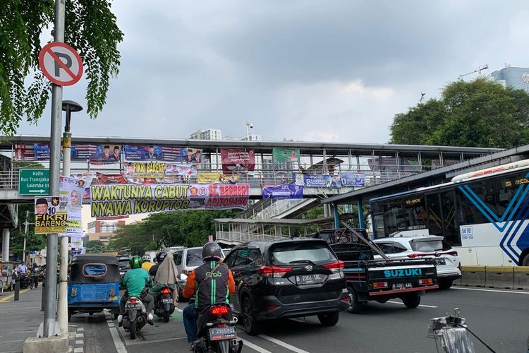 Jelang pelaksanaan Pemilu 2024, alat peraga kampanye (APK) terlihat gencar dipasang dan memenuhi fasilitas umum Halte Busway Budi Utomo, Jakarta Pusat, Kamis (11/1/2024). 