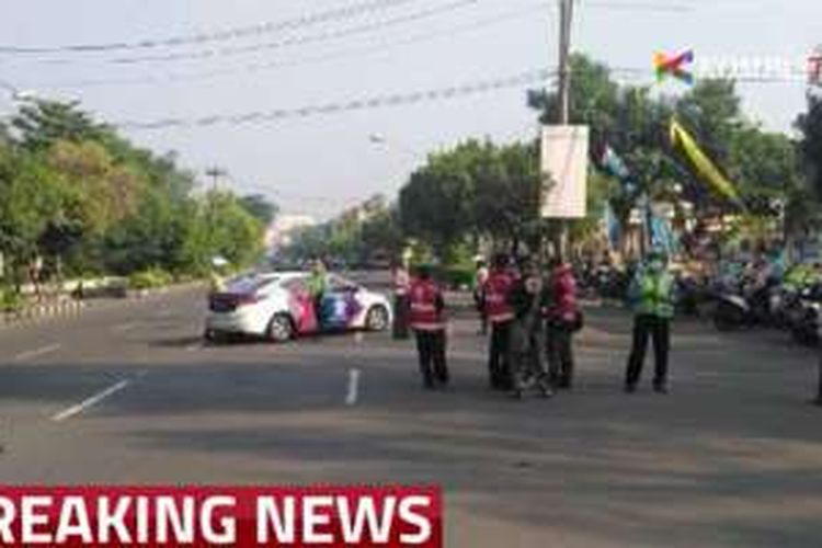 Polisi bersiaga di depan Mapolresta Solo, Jawa Tengah, setelah sebuah bom bunuh diri meledak di gerbang Mapolresta, Rabu (5/7/2016).