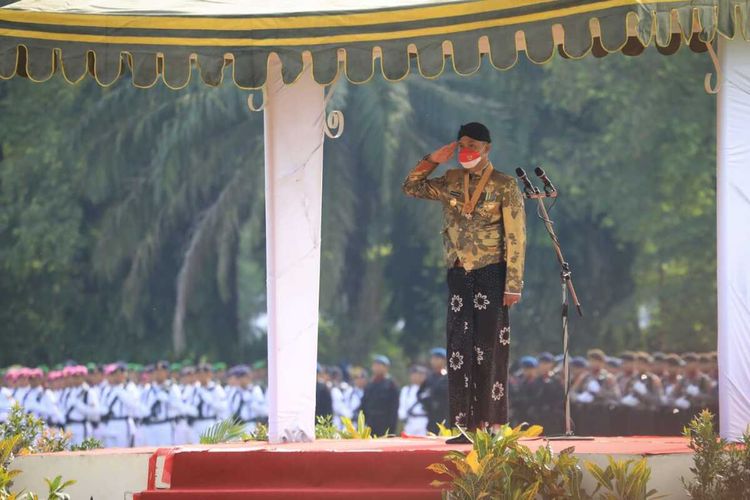 Gubernur Jateng Ganjar Pranowo memimpin upacara Hari Pahlawan di Lapangan Pancasila Simpang Lima Semarang, Kamis (10/11/2022).