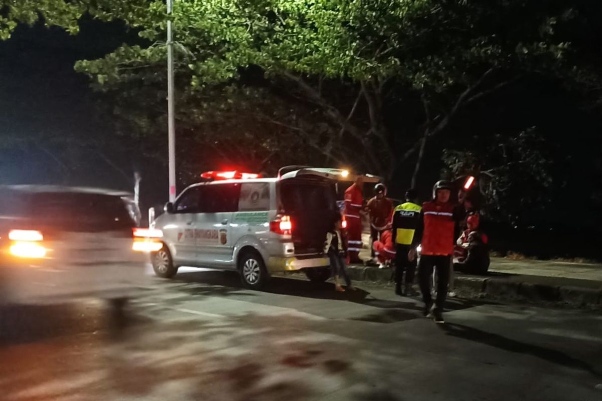 Tim PMI memberikan pertolongan kepada pemudik yang mengalami kecelakaan di Jalan Lingkar Luar Karawang, Jumat (28/3/2025).