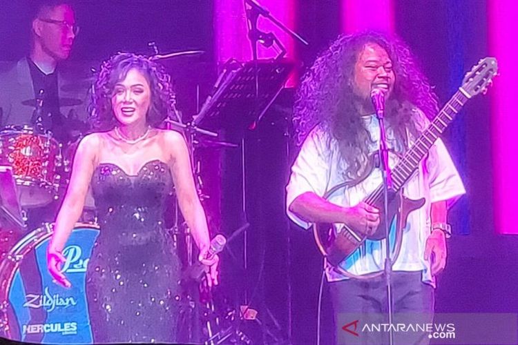 Yuni Shara berduet dengan Is Pusakata di panggung Java Jazz Festival 2020, pada Sabtu (29/2/2020) malam