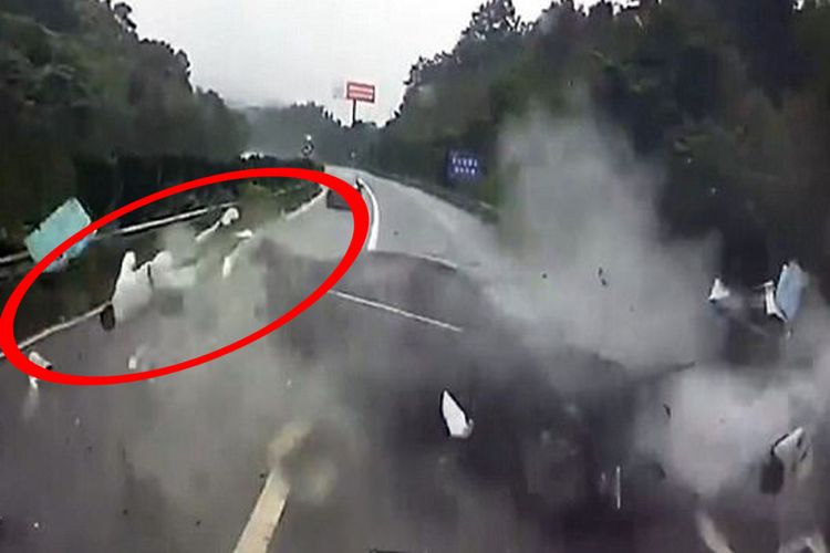 Penumpang tanpa sabuk pengaman, terekam kamera terlempar keluar mobil saat kecelakaan terjadi, di China.