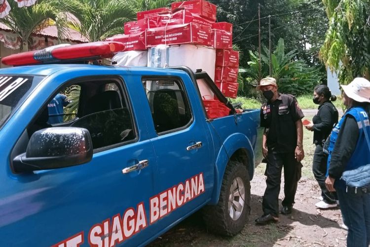 Foto: Dinas Sosial Kabupaten Sikka, Nusa Tenggara Timur (NTT) menyalurkan bantuan tanggap darurat kepada para korban bencana banjir luapan kali Waigete, Rabu (12/4/2023).