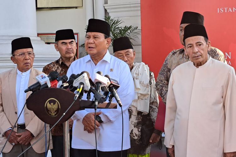 Menteri Pertahanan Prabowo Subianto dan Ketua Forum Sufi Internasional Muhammad Luthfi bin Ali bin Yahya memberi keterangan pers seusai bertemu dengan Presiden Joko Widodo di Istana Kepresidenan, Jakarta, Selasa (8/8/2023).