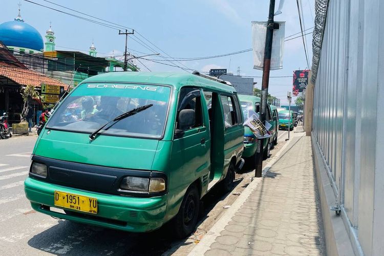 Sejumlah angkot jurusan Leuwi Panjang-Soreang saat tengah mencari penumpang di beberapa titik pemberhentian di Jalan Raya Kopo-Katapang, Kabupaten Bandung, Jawa Barat, pada Minggu (29/10/2023)