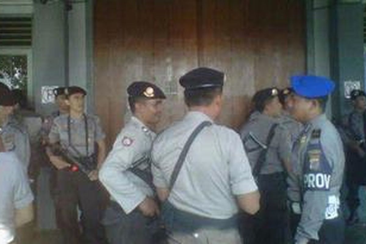 Aparat kepolisian bersenjata lengkap menjaga gedung LP Sleman.