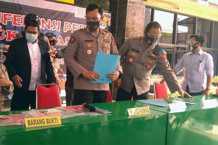 Artis berinisial VS dihadirkan dalam ekspos di Mapolresta Bandar Lampung, Kamis (30/7/2020). Sejumlah barang merek ternama menjadi barang bukti yang disita polisi.