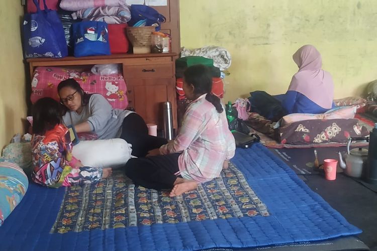 Sejumlah pengungsi bertahan di SDN Ciherang, Desa Cijangkar, Kecamatan Nyalindung, Sukabumi, Jawa Barat, Rabu (27/1/2021).