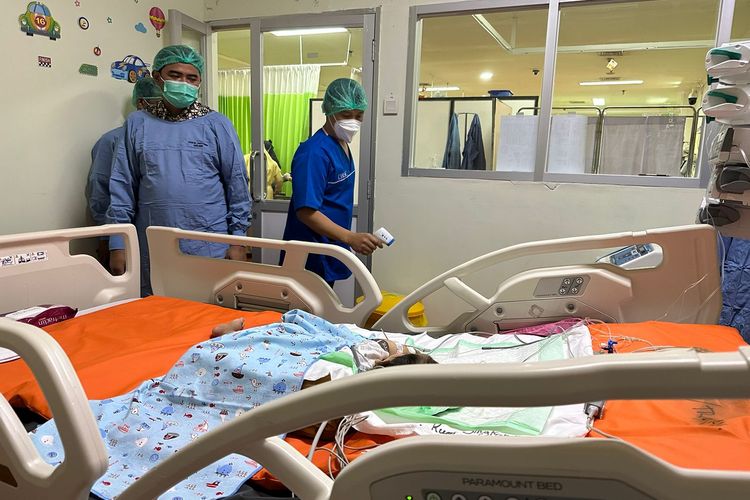 Kondisi salah satu bayi yang telah menjalani operasi pemisahan kembar siam tengah dirawat di RSSA, Kota Malang pada Selasa (15/8/2023). 