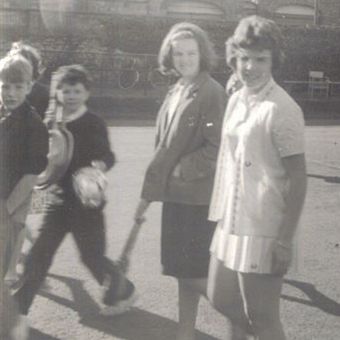 Billie Jean Moffitt (kemudian King) di Irish Open di Fitzwilliam Lawn Tennis Club, Dublin pada 1960-an. Di sana, dia memperoleh kemenangan internasional pertamanya. (Wikipedia)