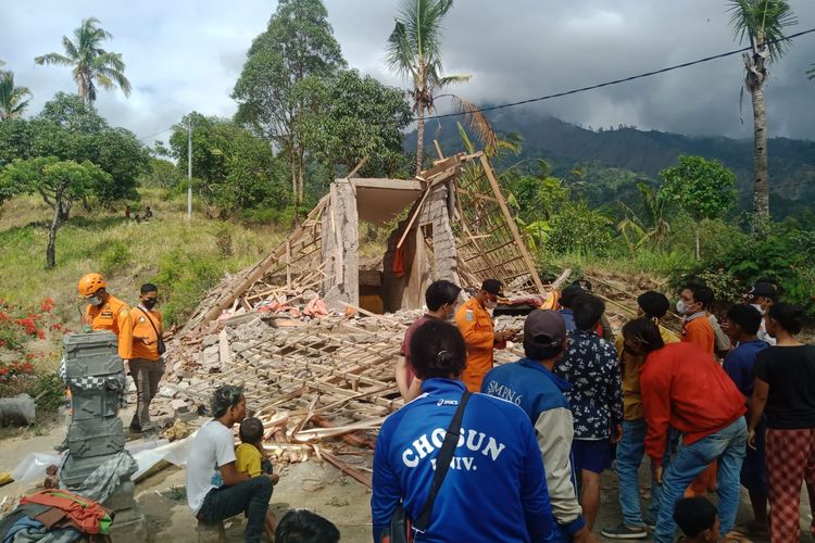 Proses evakuasi korban gempa di Kabupaten Bangli, Bali.