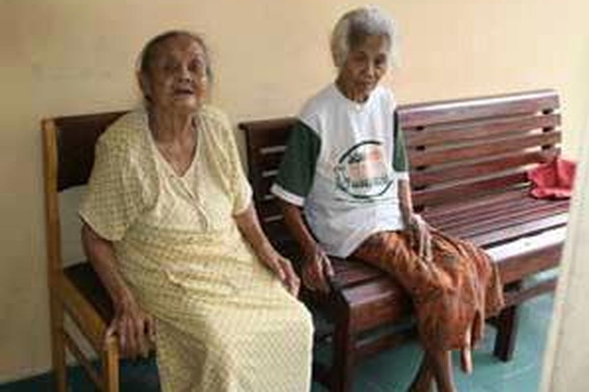 Mbah Sayem (107) di sebelah kiri, dan Mbah Ngatiyem (90), adalah penghuni Panti Sosial Tresna Werdha Yogyakarta Unit Budi Luhur. Mbah Sayem mengaku hidup sehat dengan tidak menyantap daging.